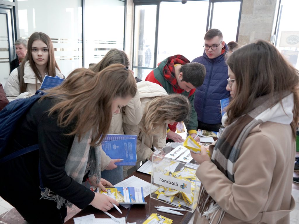 Viitorii studenți, așteptați la Târgul Educațional. Una dintre cele mai importante universități din țară își prezintă oferta