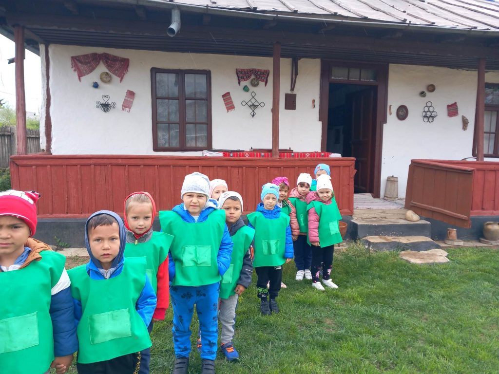 (FOTO) Zâmbete și încântare la Casa-Tezaur din Merei! Zeci de copii, fascinați de poveștile din străbunici