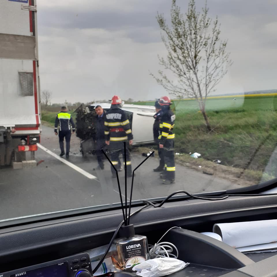 Accident grav la ieșirea din Buzău, spre Vrancea. O mașină răsturnată