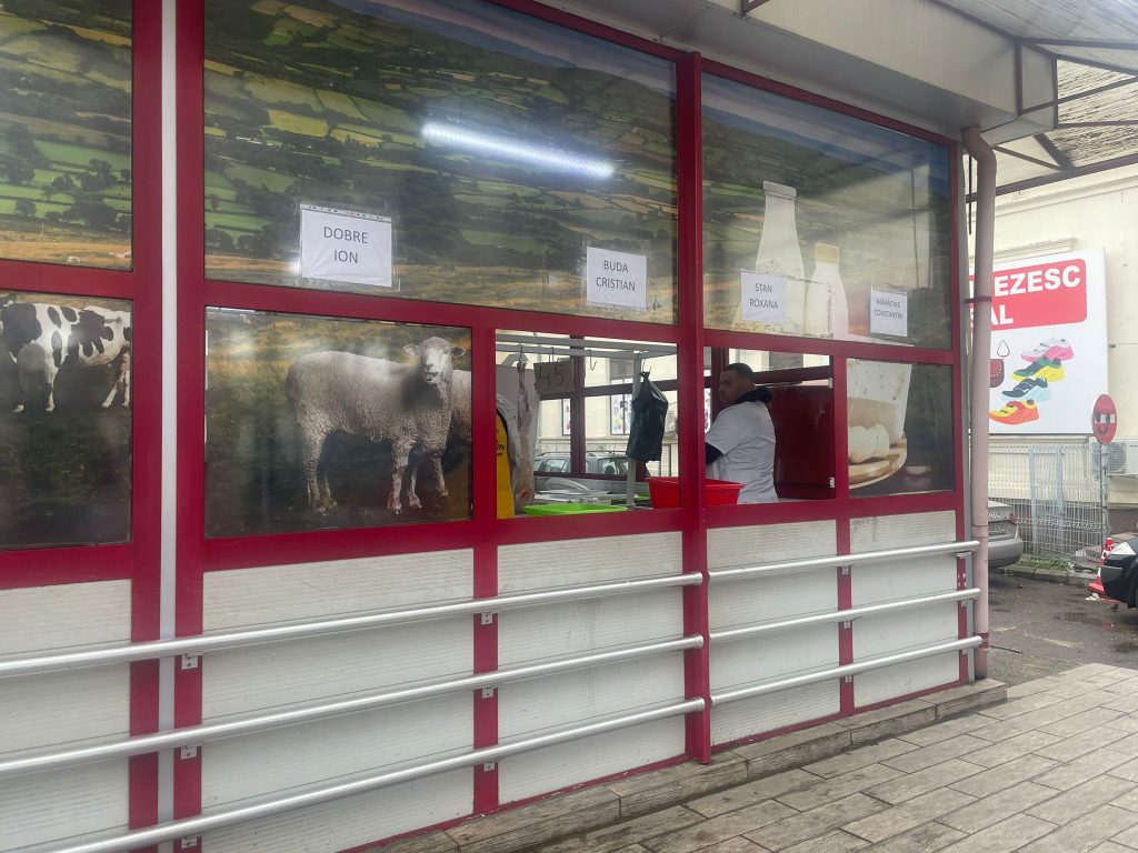 (FOTO) Primii crescători de ovine au ajuns în Piața Centrală. Cu cât se vinde kilogramul de carne de miel