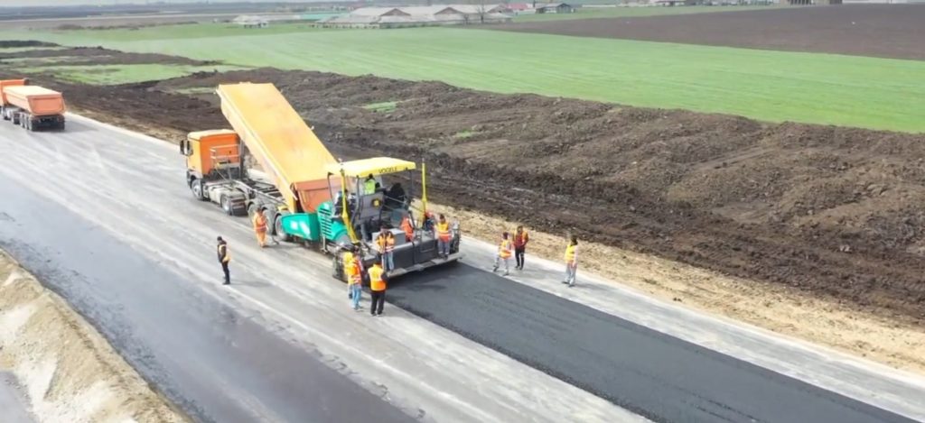 (video) A început asfaltarea pe Autostrada Moldovei! Startul a fost dat de constructorul român, pe tronsonul Râmnicu Sărat – Mândrești Munteni