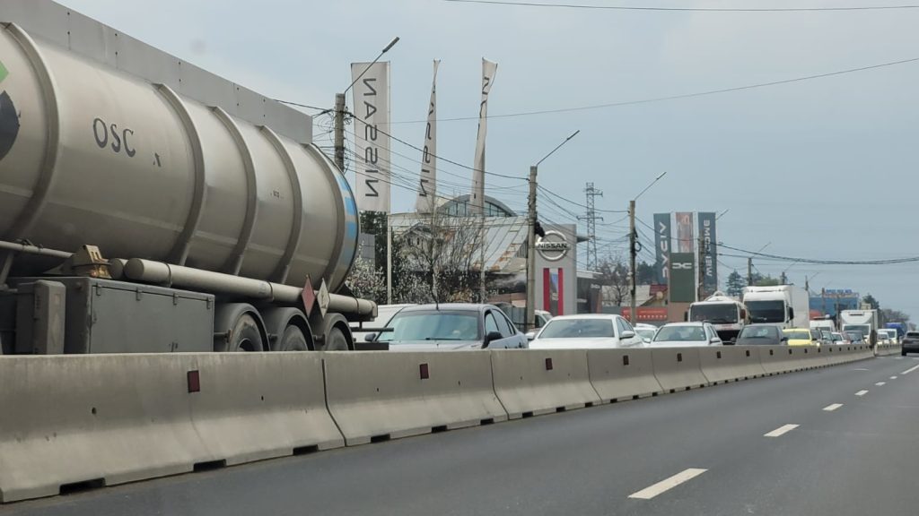 (FOTO&VIDEO) Șoferi buzoieni cu nervi întinși la maximum! Cozi kilometrice în zona de nord a municipiului