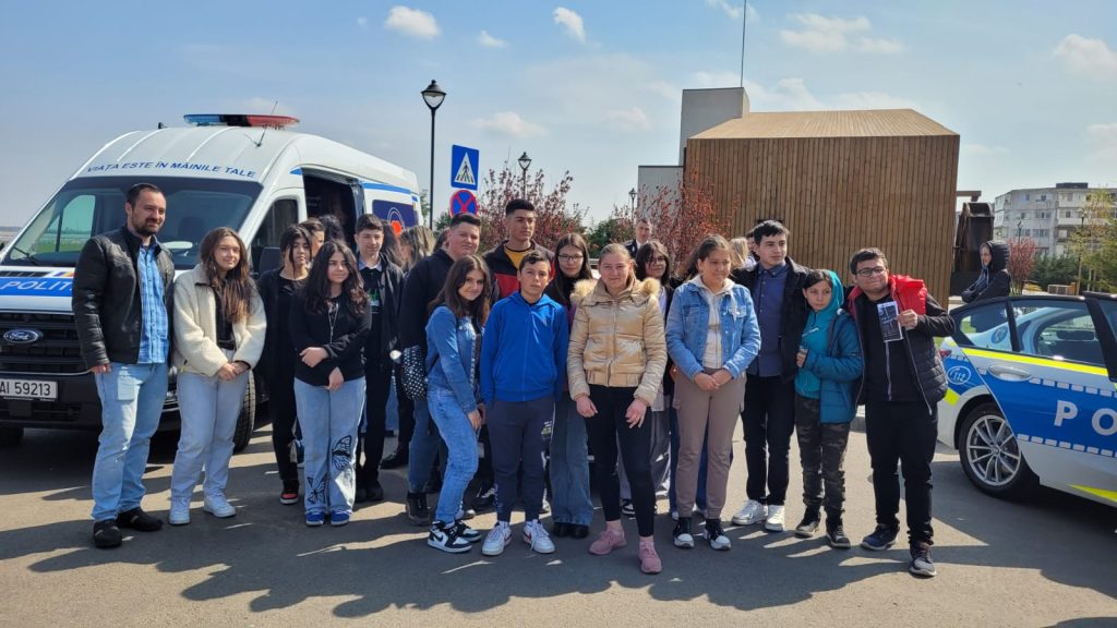 (FOTO&VIDEO) De la tragediile de zi cu zi la dramele personale. Cum încearcă polițiștii să îi tempereze pe șoferii tineri
