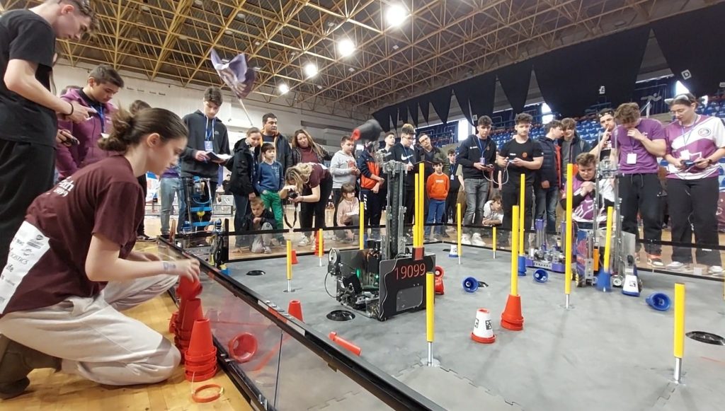 Competiție de robotică. Cele mai bune echipe din țară s-au întrecut la Buzău