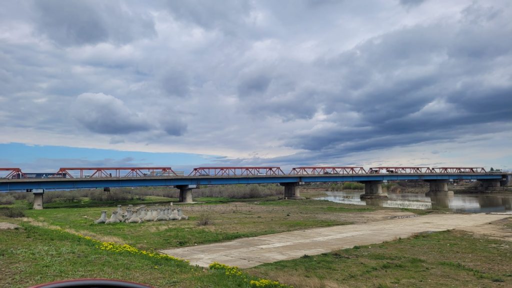 (FOTO&VIDEO) Apelul disperat al unui buzoian: „Podul de la Mărăcineni nu poate fi sigur cu sute de mașini pe el!”