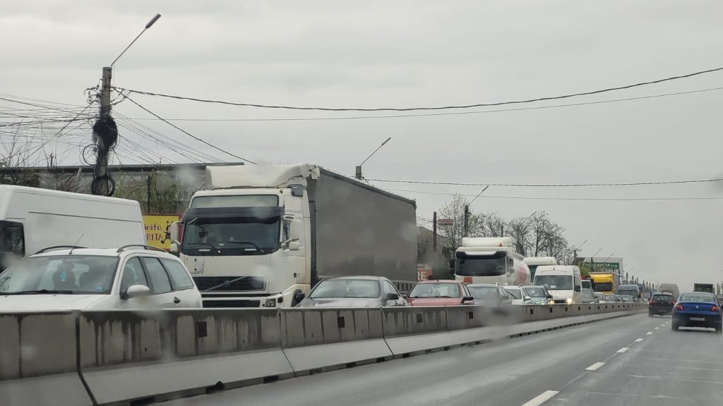 (FOTO&VIDEO) Podul de la Mărăcineni s-a blocat a N-a oară! Val de reacții online