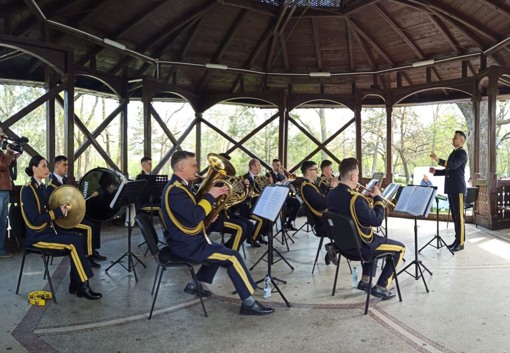 (Video) Plimbare pe acordurile fanfarei militare! Concert de promenadă, în Parcul Crâng