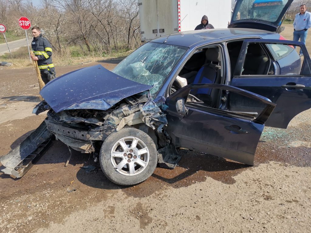 Accident la Săhăteni, trafic dirijat