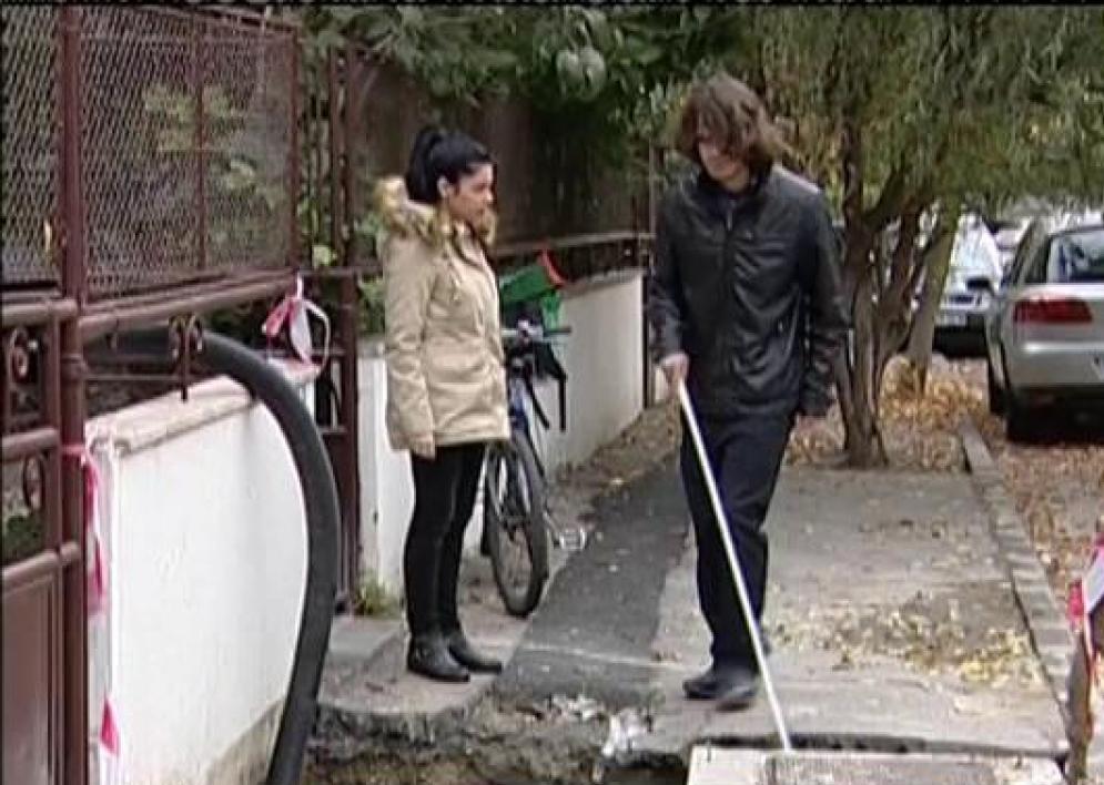 Capcane la tot pasul pentru persoanele cu deficiențe de vedere. Cât de prietenos este Buzăul pentru această categorie de persoane