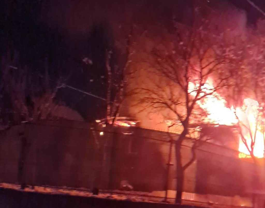 Incendiu în municipiul Buzău, o persoană a suferit arsuri