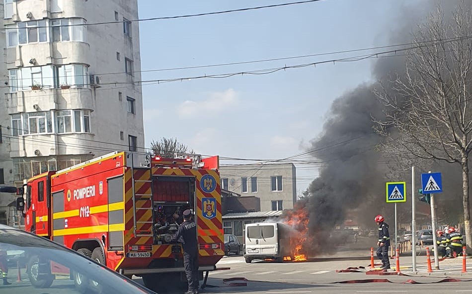 Se întâmplă acum! Mașină în flăcări pe străzile Buzăului