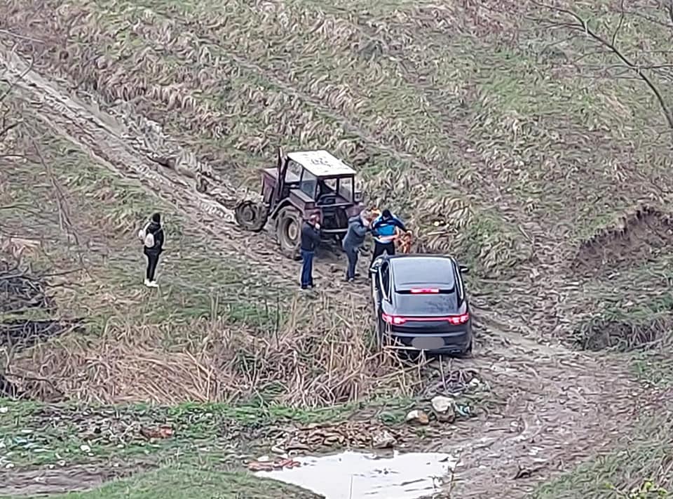 (FOTO) Călătorie cu peripeții! Mai mulți turiști, inclusiv copii, au rămas blocați în noroi, pe un drum din Buzău