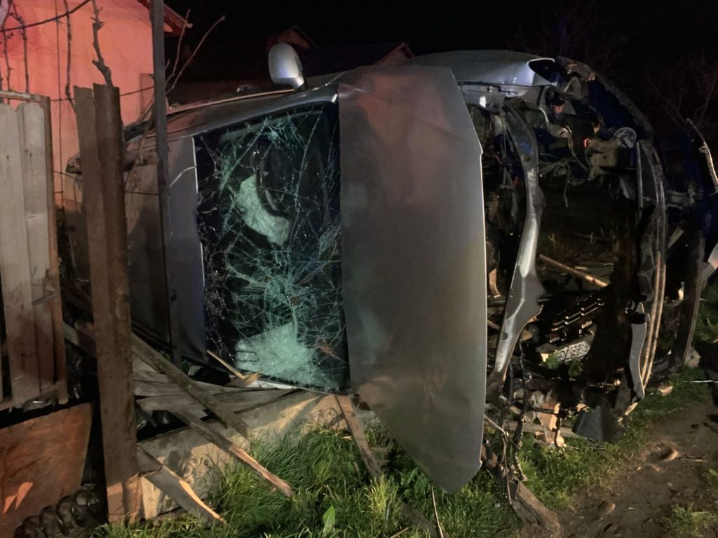 S-au făcut praf! Tineri, răsturnați cu mașina