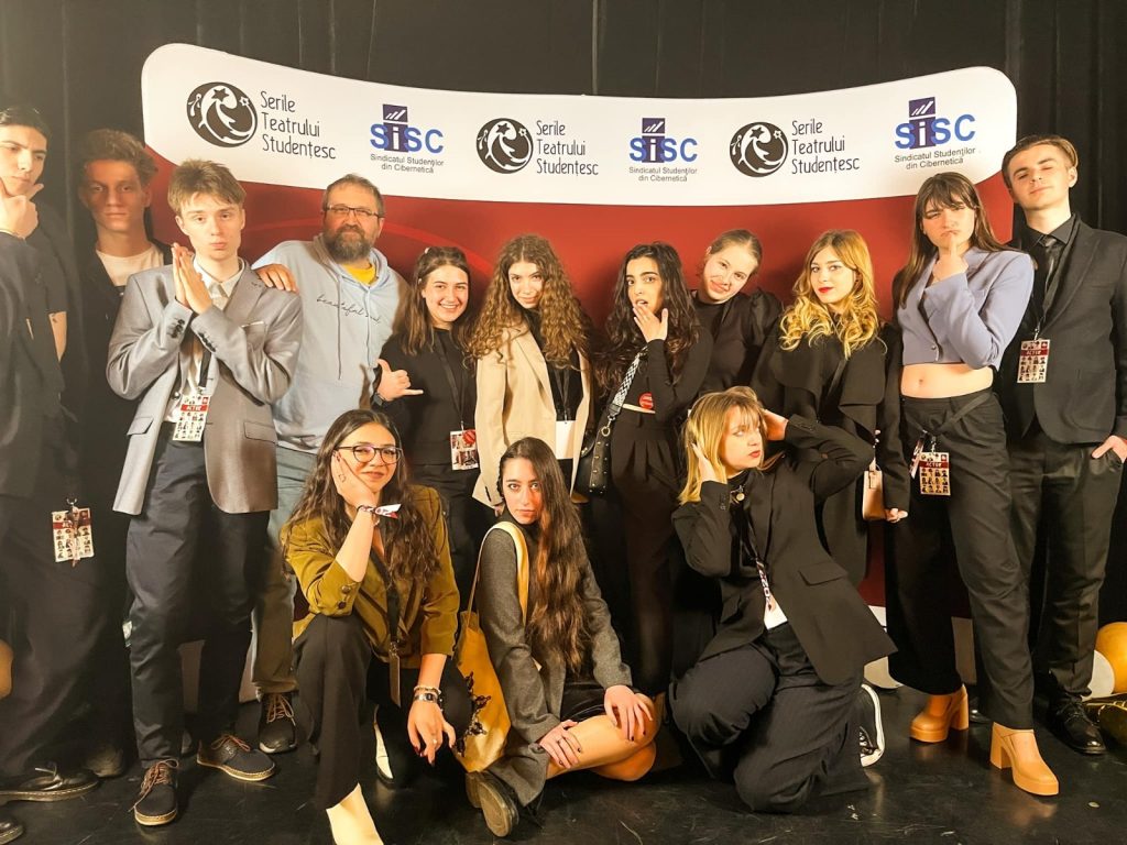(VIDEO) Hasdeienii de la 3,14, marii câștigători ai unui festival de teatru de tradiție