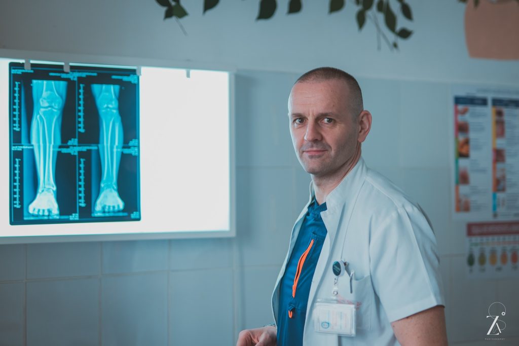 Reușită uimitoare a unui medic buzoian. Intervenția sa a impresionat medici ortopezi din două țări!