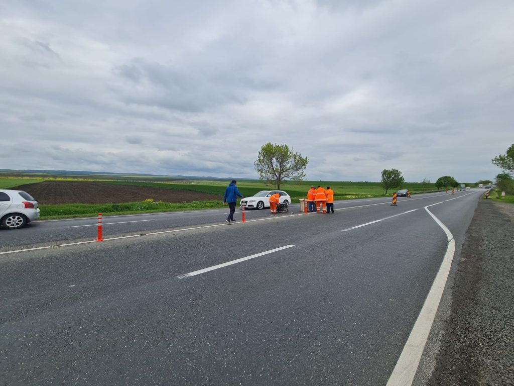 (FOTO) Noi măsuri de siguranță pe DN2 E85. Ce rol au stâlpii flexibili apăruți în zona parapetelor