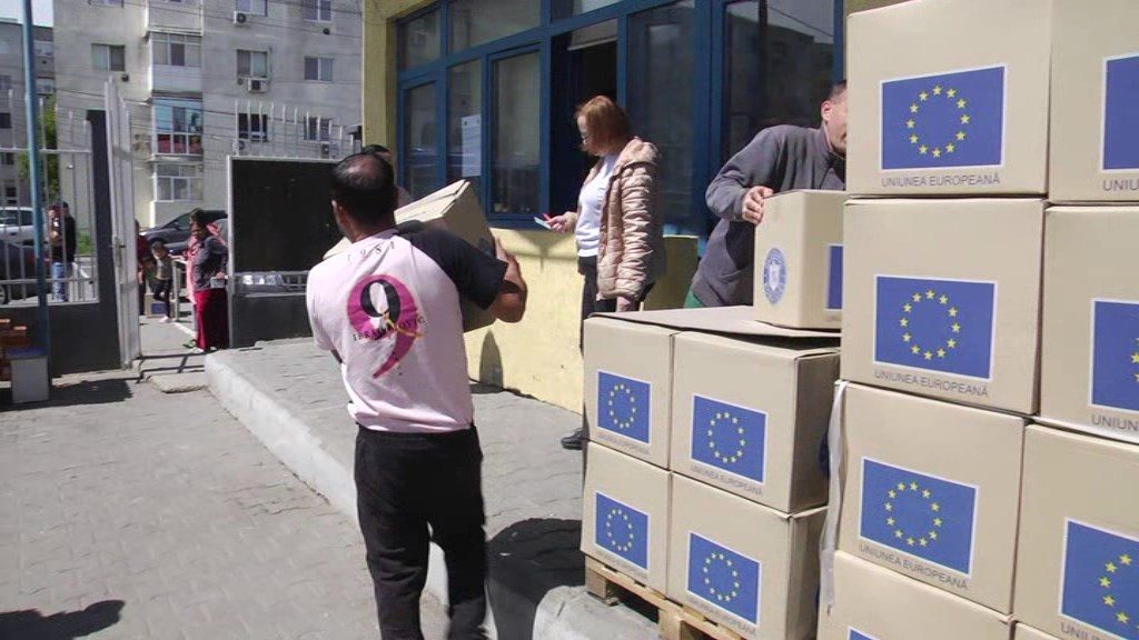 (VIDEO) A început distribuirea ajutoarelor alimentare de la UE. Ce conține un pachet