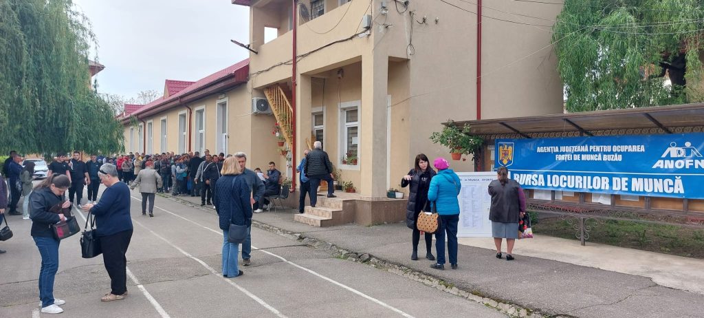 (Video) Ar putea munci, dar stau în șomaj sau trăiesc din ajutoare sociale. Realitatea confirmată la bursa locurilor de muncă