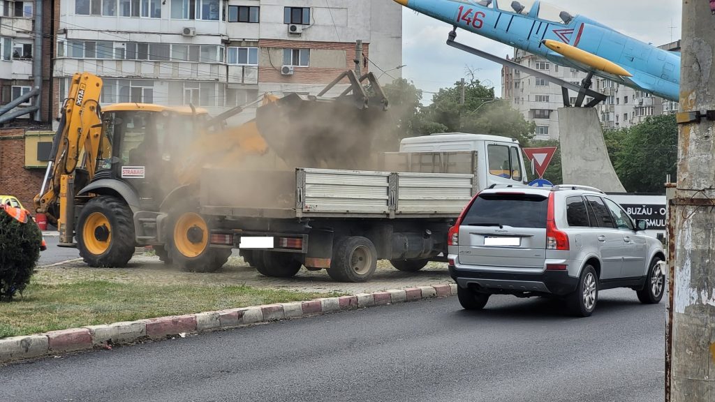 (FOTO&VIDEO) Dorel lucrează altfel. Avionul din rondul Unirii nu se mai vede de praf
