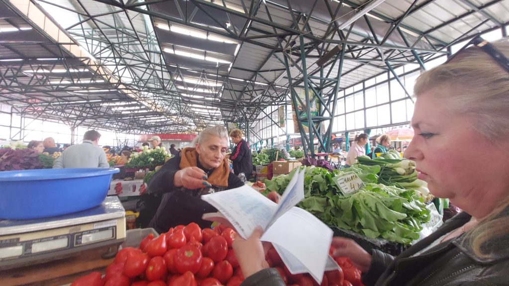 Control în Piața Centrală. Ce nereguli au fost găsite la tarabele producătorilor