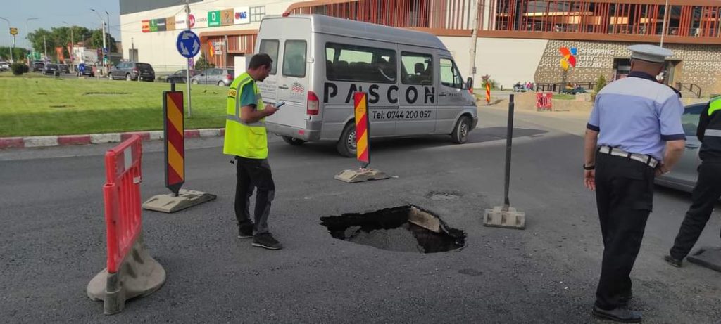 (FOTO) Scenariu negru confirmat. Forajul orizontal, de vină pentru surparea asfaltului din rond