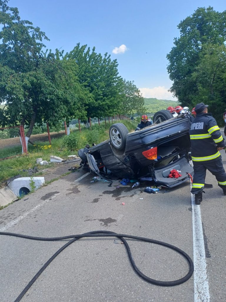 (FOTO) Mașină răsturnată pe un drum județean, 3 persoane au fost rănite