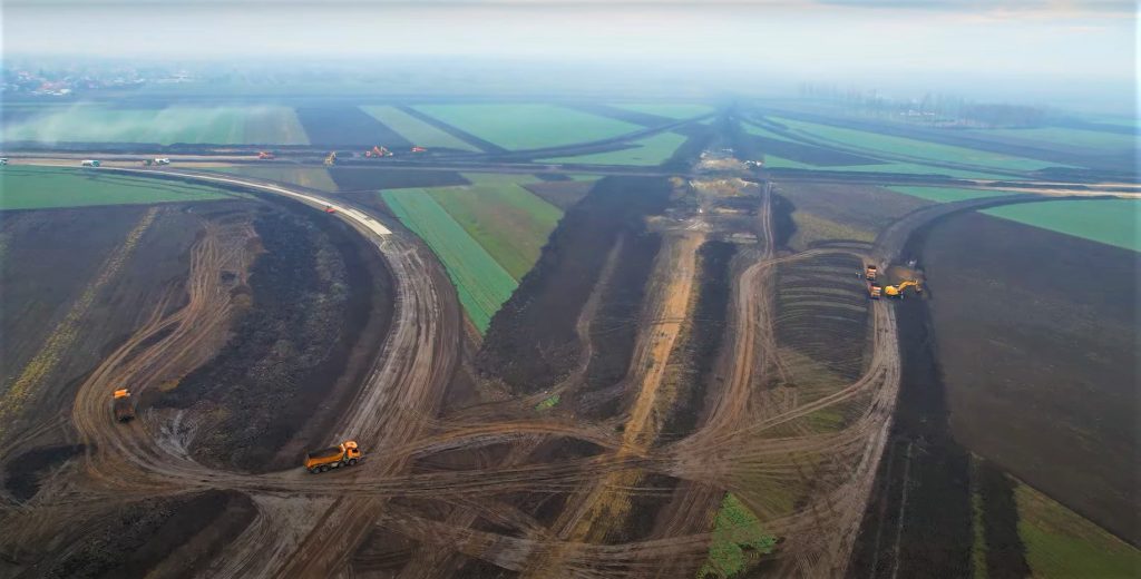 (FOTO) Imagini de pe șantierul A 7. Sute de muncitori și utilaje pe tronsonul Buzău-Vadu Pașii