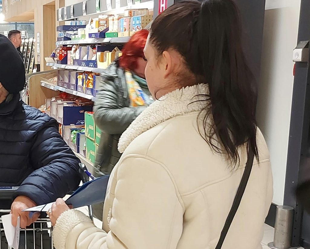 Atenție cui dați bani, escrocii acționează printr-o nouă metodă! Două tinere sunt cercetate penal