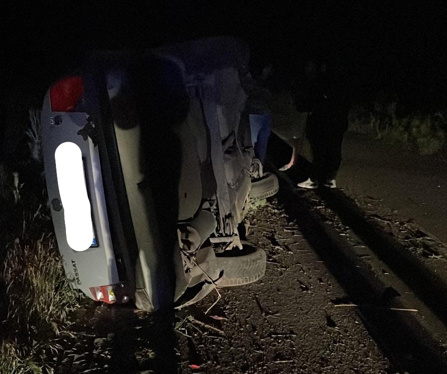 (FOTO) Căruță spulberată de o mașină, trei persoane au fost rănite