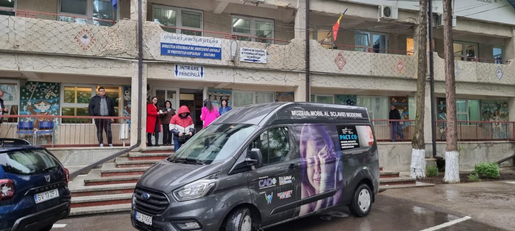 ”Muzeul groazei” ajunge la Buzău. Cum vor învăța tinerii să evite sclavia modernă