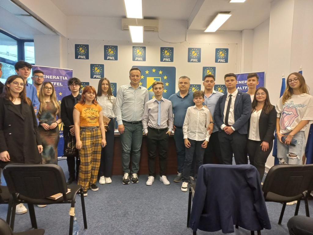 (FOTO) Premieră la Buzău: liberalii au un club al elevilor. Ce îi motivează pe adolescenți să se implice în politică