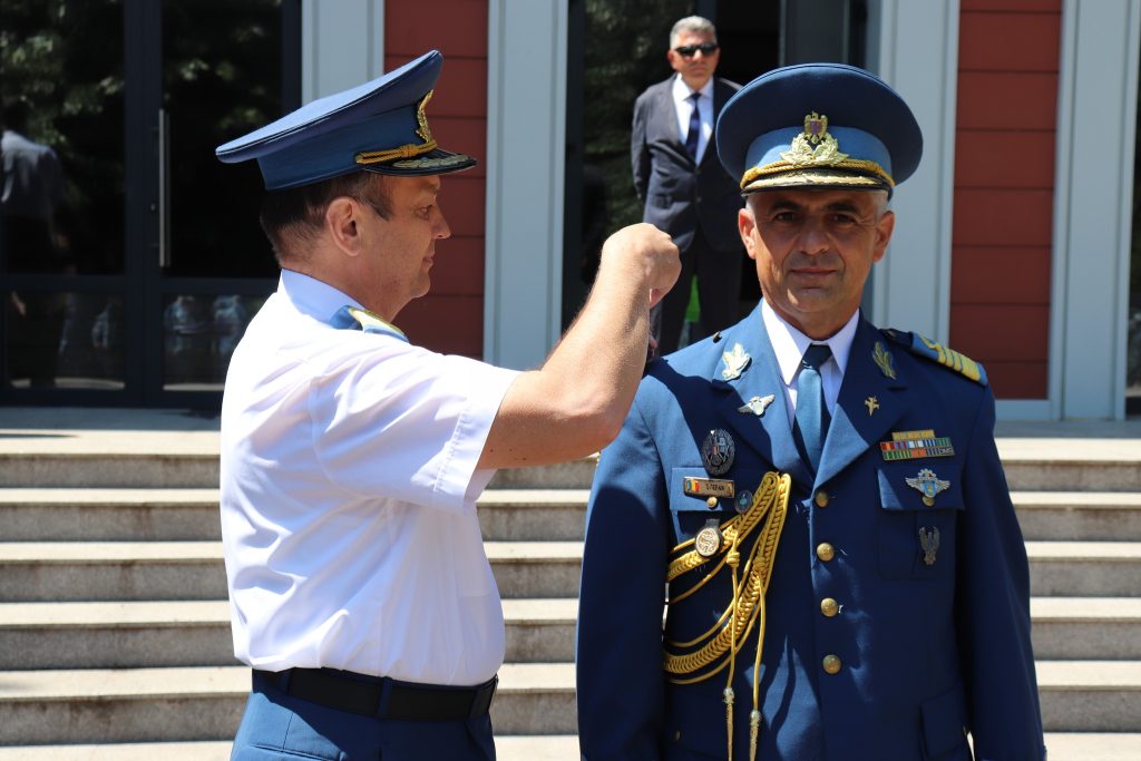 Momente festive la Boboc. Șeful de Stat Major al școlii militare, avansat la gradul de comandor, la final de carieră