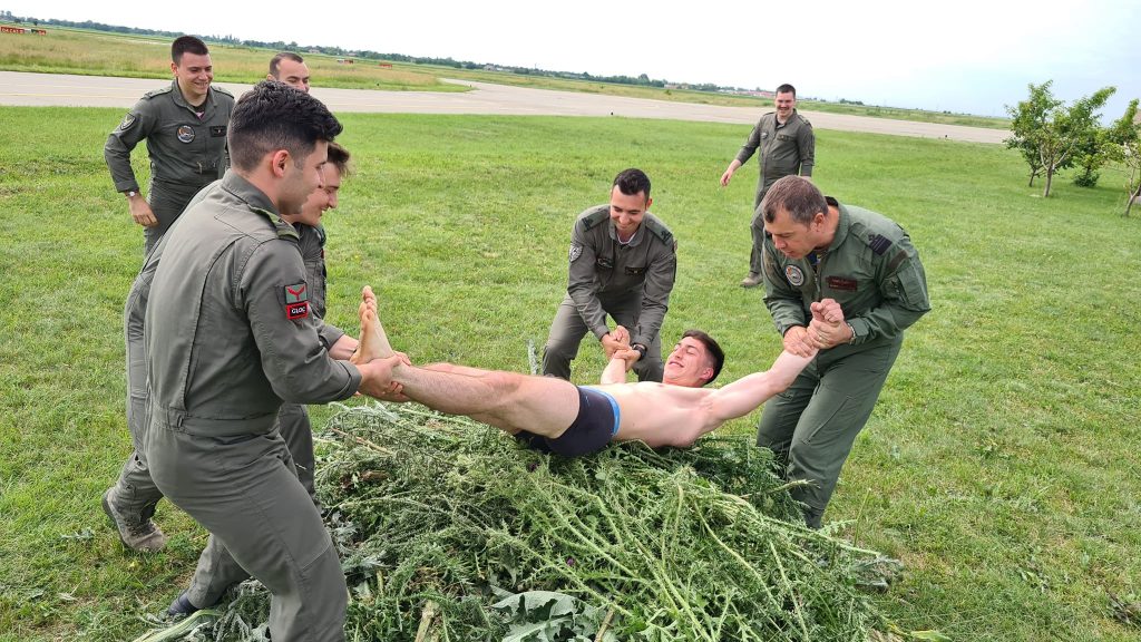 Piloții de la Boboc, aruncați într-un morman de mărăcini. Ce reprezintă acest ritual