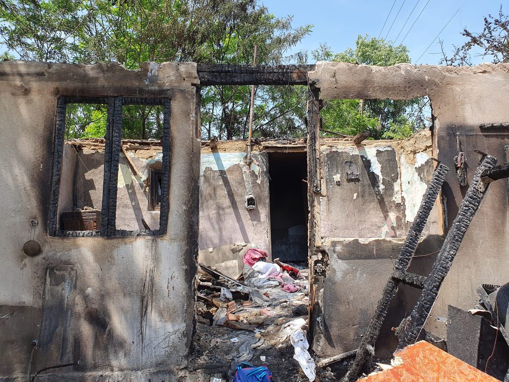 (FOTO) Patru copii și părinții lor au rămas pe drumuri, după ce casa li s-a făcut scrum. E nevoie de bani și materiale pentru reconstrucție