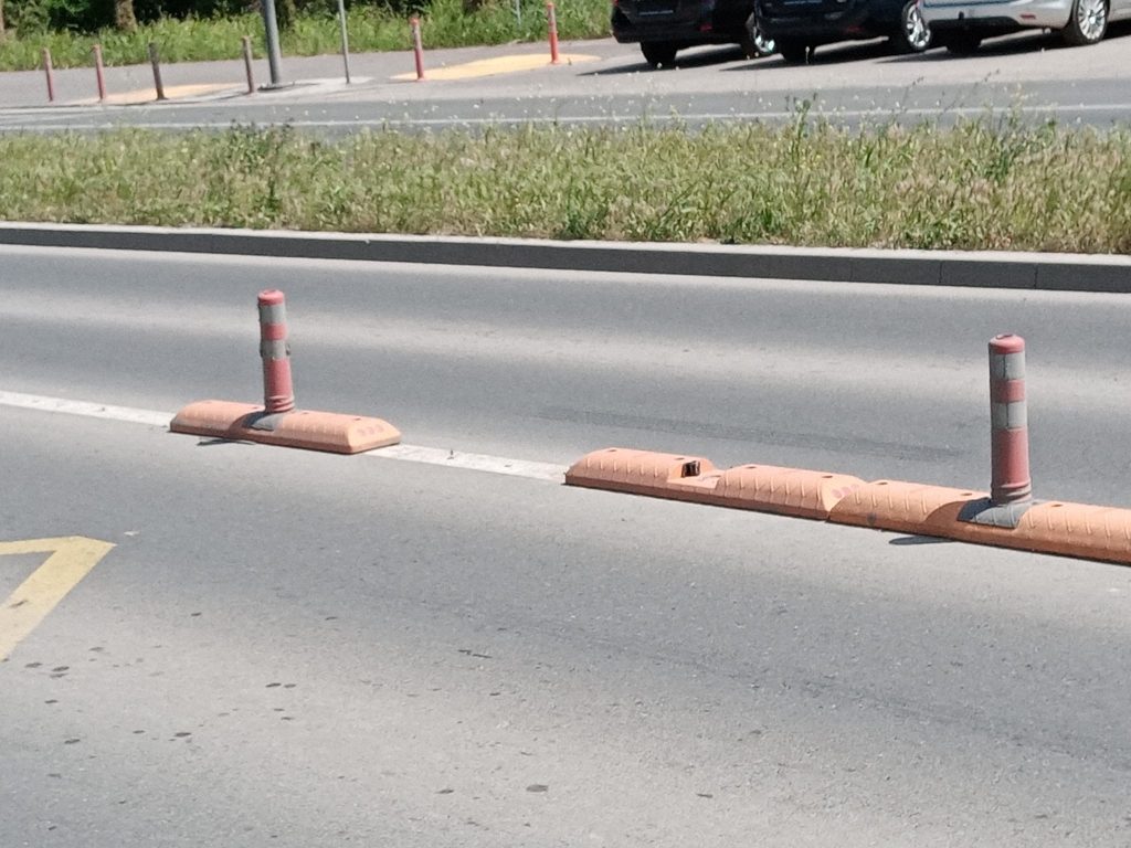 (FOTO) Capcane în asfalt, gropi, piste de biciclete întrerupte brusc. Cum sunt așteptați vizitatorii în Drăgaică