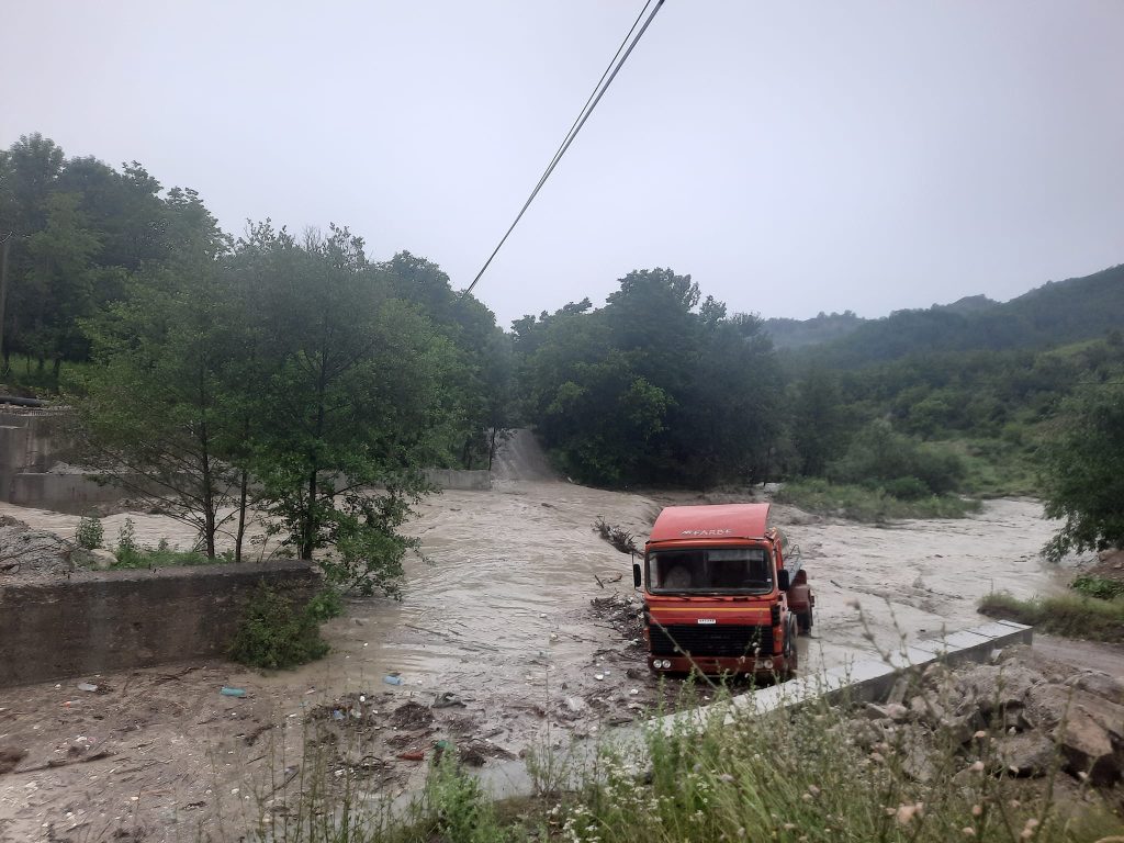 (FOTO&VIDEO) Prăpăd în zona de munte. Drumuri impracticabile, podețe luate de ape