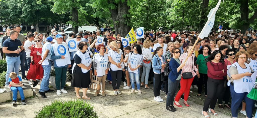 (Video) Profesorii în fața Prefecturii: ”Greva nu este un eșec. Este un semn al libertății noastre”