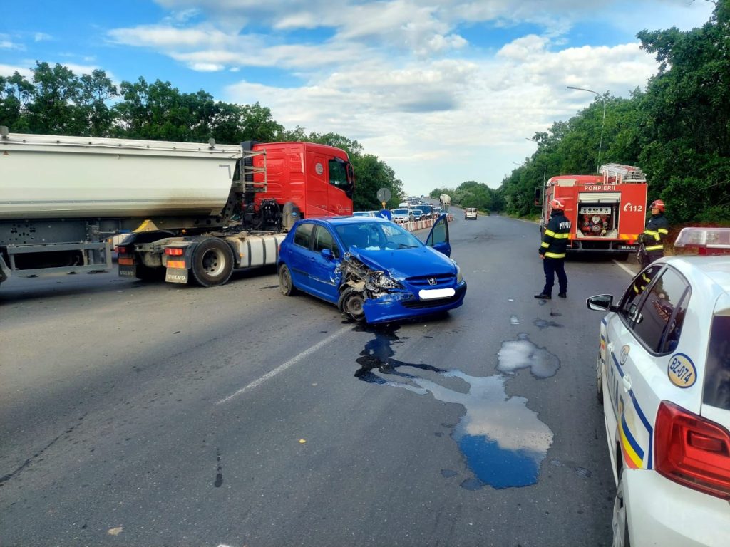 (FOTO&VIDEO) O clipă de neatenție a trimis-o la spital. Șoferiță rănită după impactul cu un camion