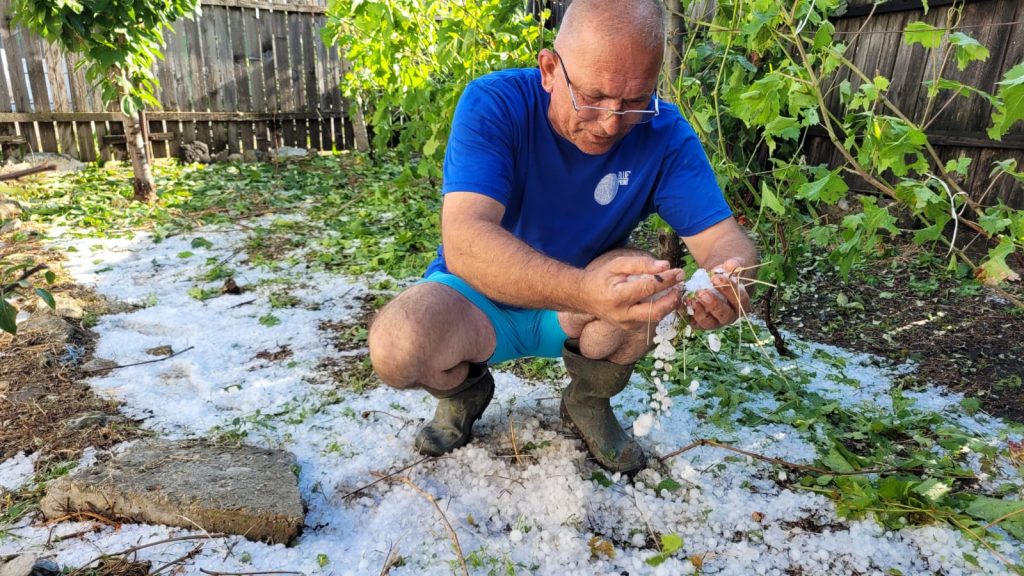 (FOTO&VIDEO) Grindina a făcut prăpăd la Buzău. Imaginile dezastrului, într-o gospodărie din Breaza