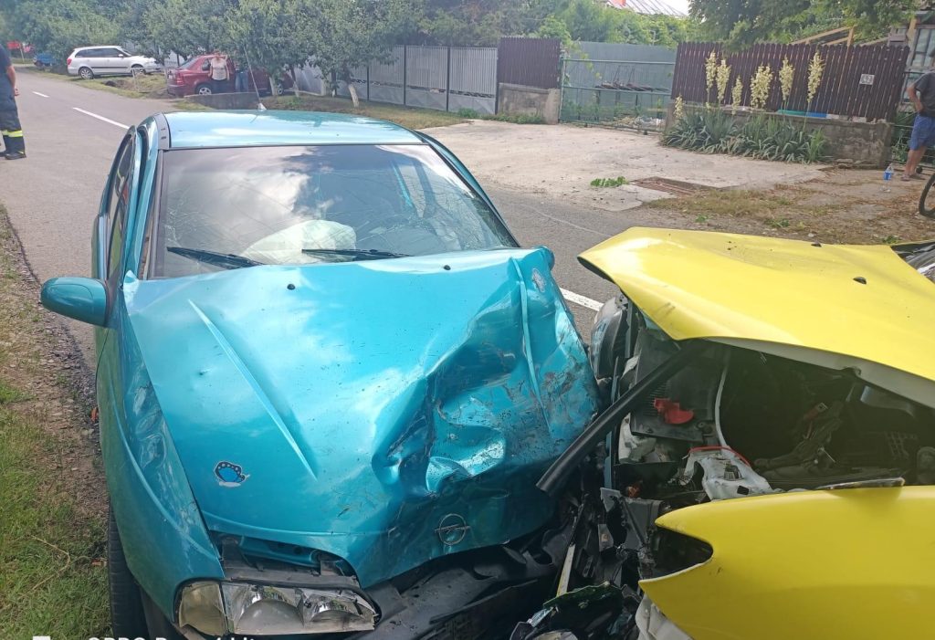 Impact violent pe un drum județean, la Merei