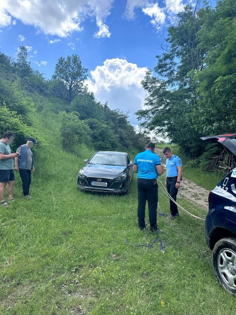(Video) Situații limită. Turiști, blocați în noroi. Când vom avea Serviciu Salvamont la Buzău