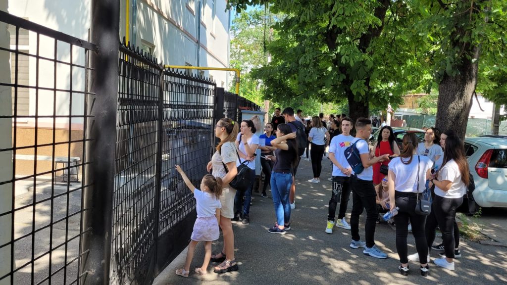 (VIDEO) Azi a fost ziua matematicii și istoriei la bacalaureat. Ce spun tinerii despre subiectele de la examen