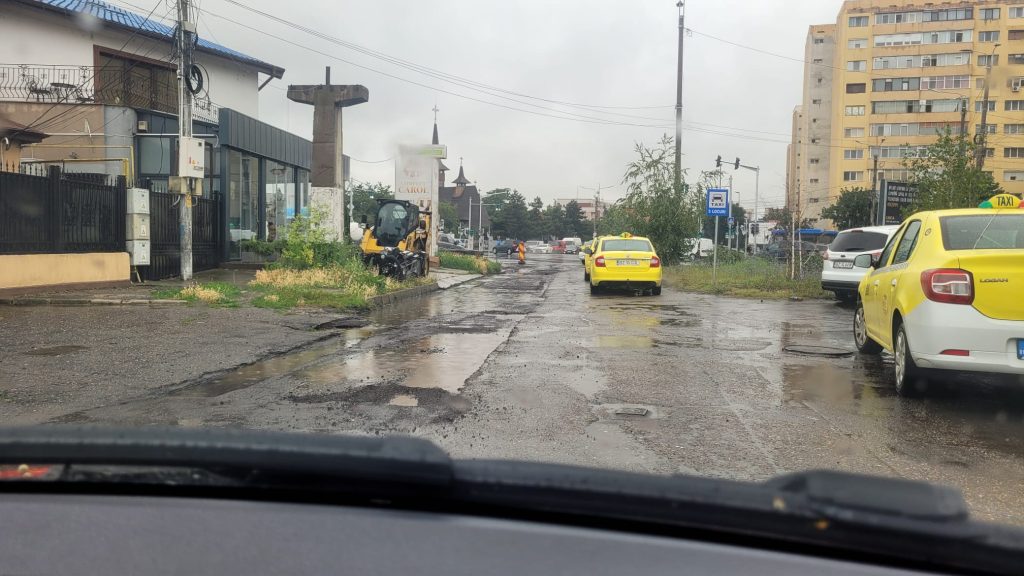 (FOTO&VIDEO) Dorel s-a specializat în lucrări pe ploaie. Buzoienii, revoltați de modul cum se asfaltează o stradă