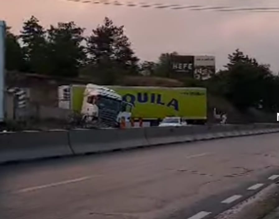 TIR ieșit in decor pe DN2 E85. Șoferul a cerut ajutor la 112