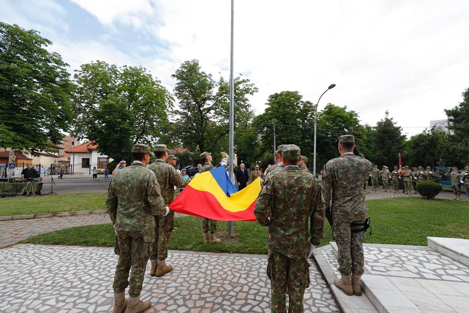 (FOTO) Cum a fost sărbătorită Ziua Drapelului la Buzău. Tricolorul, înălțat pe Vârful Penteleu