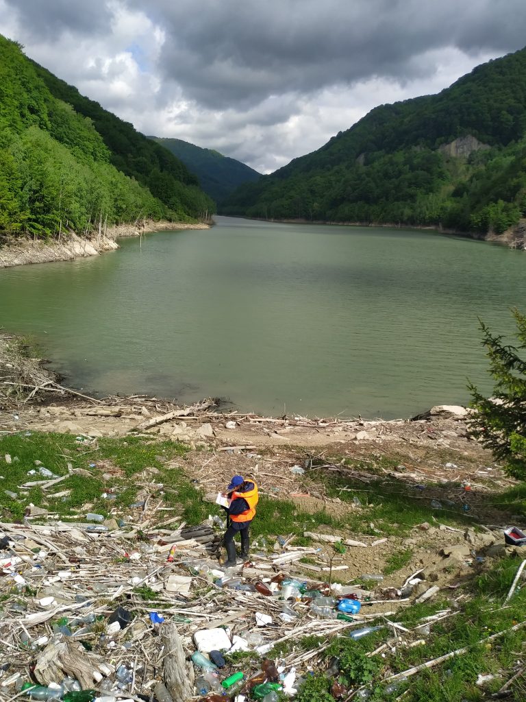 (FOTO) Lacul Siriu, plin de particule de plastic. Concluziile unui studiu despre cât de afectate sunt apele de tonele de gunoaie aruncate la întâmplare