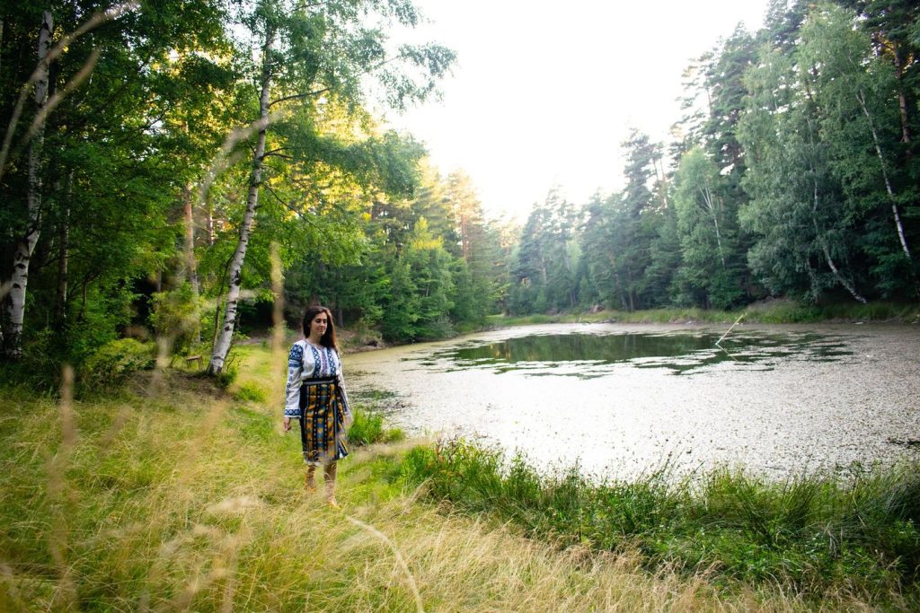 (FOTO) Ziua Iei, sărbătorită în mijlocul naturii, la Bisoca, printre adevărate obiecte de artă