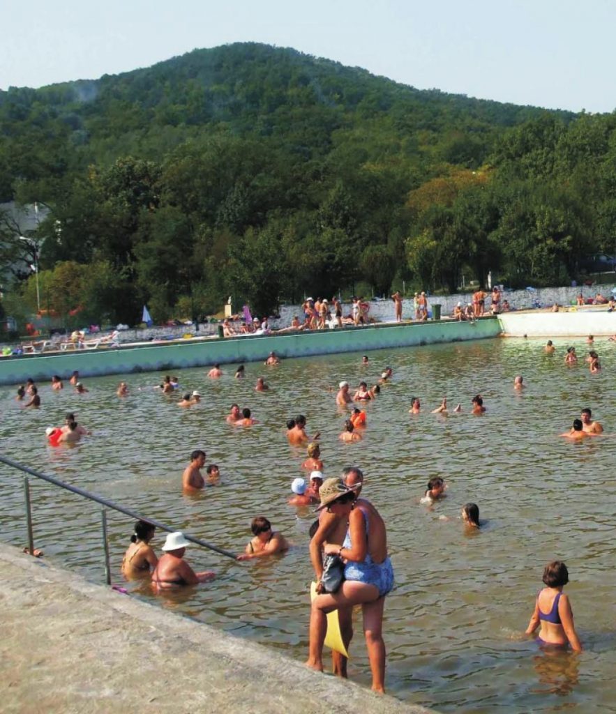 (VIDEO)  Primele zile cu bălăceală la Sărata Monteoru. De ce i se spunea, în trecut, ”stațiunea baston”