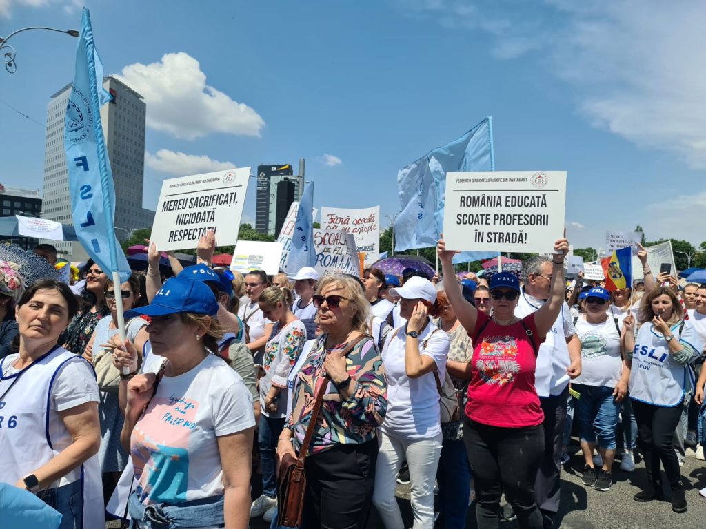 Garanții suplimentare pentru salariile profesorilor, aprobate de Guvern. Dascălii răspund cu un protest de amploare în Capitală