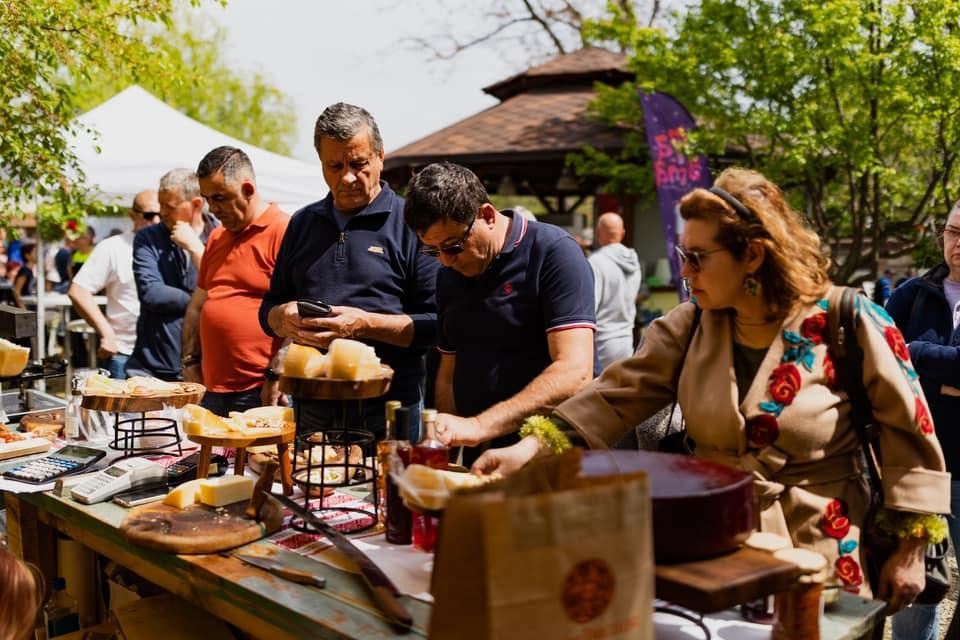 Mâncare artizanală gătită de producătorii din Ținutul Buzăului. Bunătățile, prezentate la târgul organizat pe drumul spre Vulcanii Noroioși